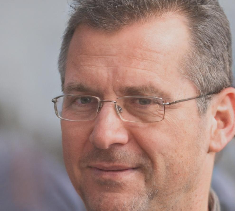 Miguel Santos, Analista Senior